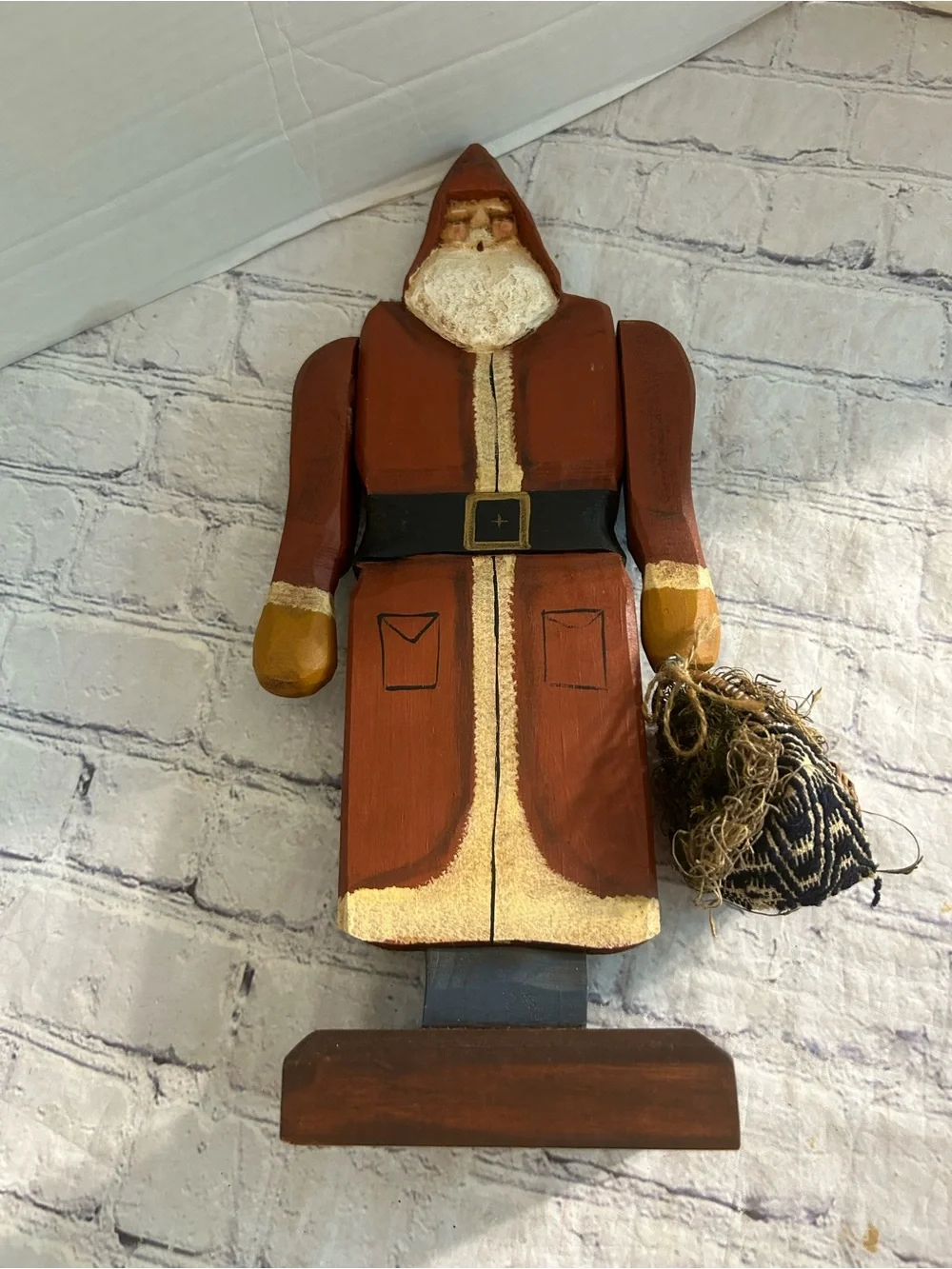 VINTAGE TABLETOP TALL PRIMITIVE WOOD HAND PAINTED SANTA CLAUS FORK ART ON BASE